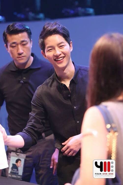 Thực hư chuyện Song Joong Ki hôn MC nữ người Thái Lan tại buổi họp fan - Ảnh 5.