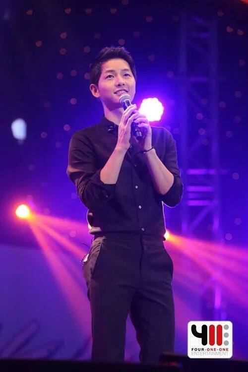 Thực hư chuyện Song Joong Ki hôn MC nữ người Thái Lan tại buổi họp fan - Ảnh 4.