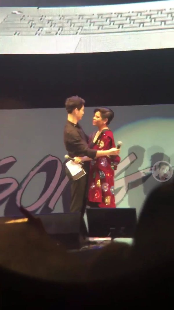 Thực hư chuyện Song Joong Ki hôn MC nữ người Thái Lan tại buổi họp fan - Ảnh 1.