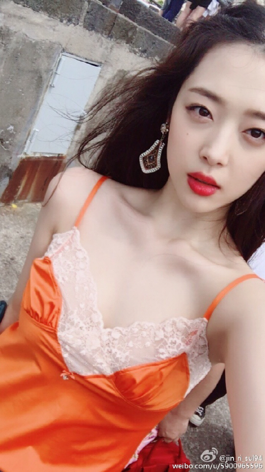 Đóng cửa Instagram, Sulli tiếp tục khoe hình mặc áo ngủ khêu gợi lên Weibo - Ảnh 1.