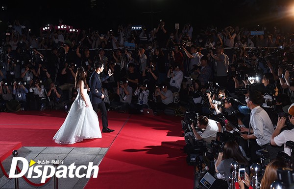 Cặp đôi Song - Song nắm tay tình tứ, Suzy khoe vòng 1 đẫy đà trên thảm đỏ Baeksang 2016 - Ảnh 2.