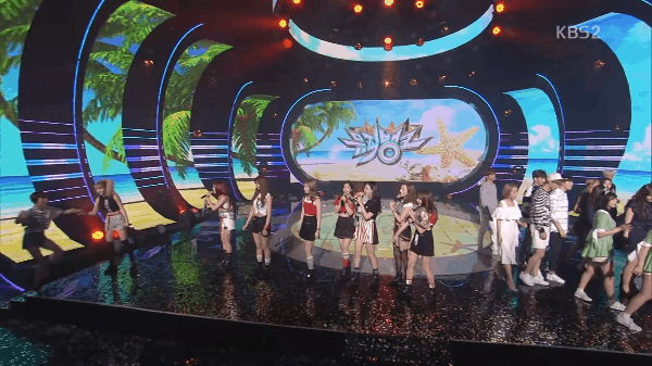 TWICE ẵm c&uacute;p thứ 11: Leader kh&oacute;c, th&agrave;nh vi&ecirc;n ch&acirc;n b&oacute; bột cố l&ecirc;n s&acirc;n khấu - Ảnh 2.