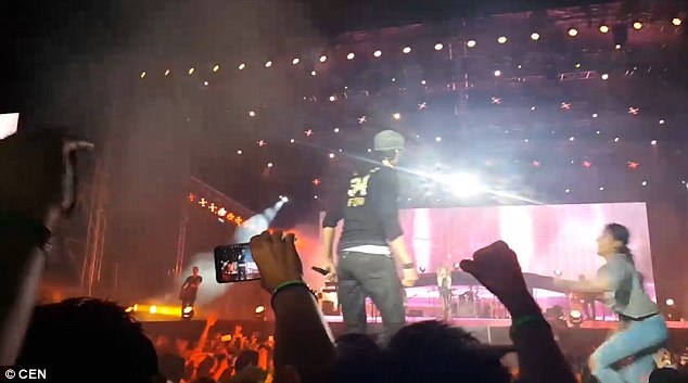 Fan nữ nhảy l&ecirc;n quặp ch&acirc;n &ocirc;m cứng Enrique Iglesias, nhất quyết kh&ocirc;ng rời s&acirc;n khấu - Ảnh 1.