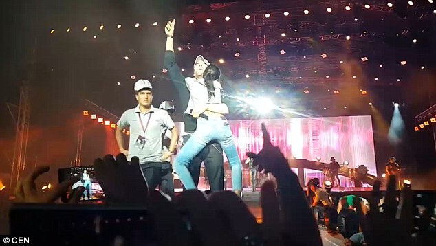 Fan nữ nhảy lên quặp chân ôm cứng Enrique Iglesias, nhất quyết không rời sân khấu - Ảnh 3.