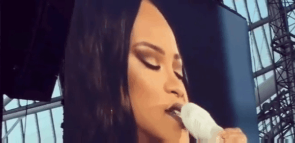 Rihanna vừa hát vừa khóc khiến fan lo lắng - Ảnh 1.