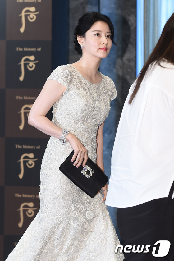 Lee Young Ae minh chứng vẻ đẹp nữ thần ng&agrave;y trở lại, đọ sắc lộng lẫy b&ecirc;n người đẹp Th&aacute;i - Ảnh 4.