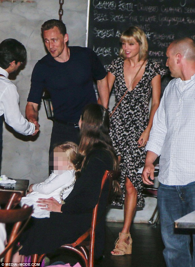 Hẹn hò cùng Tom Hiddleston, Taylor Swift tự tin diện áo khoét sâu khoe vòng một đẫy đà - Ảnh 4.