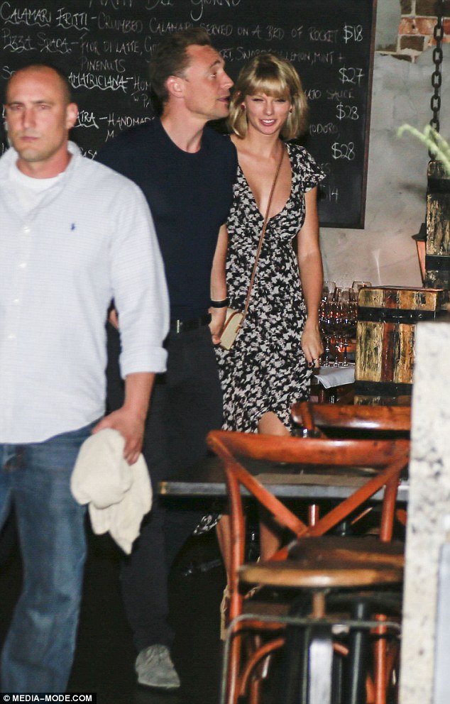Hẹn hò cùng Tom Hiddleston, Taylor Swift tự tin diện áo khoét sâu khoe vòng một đẫy đà - Ảnh 3.