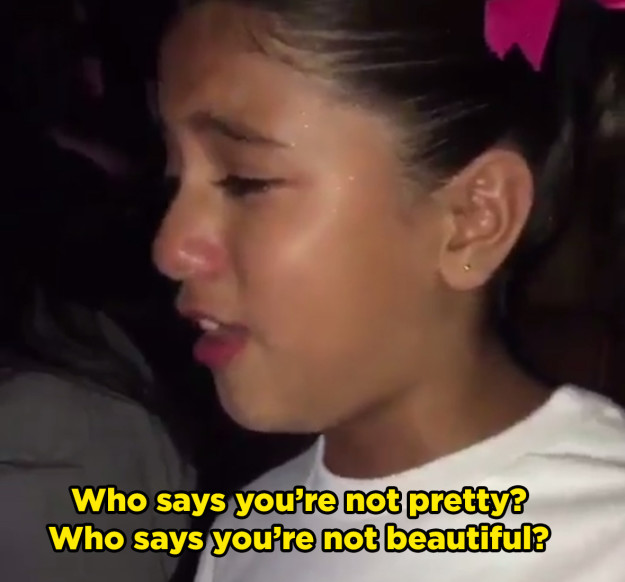 Video bé gái 10 tuổi vừa khóc vừa hát theo Selena gây xúc động - Ảnh 1.