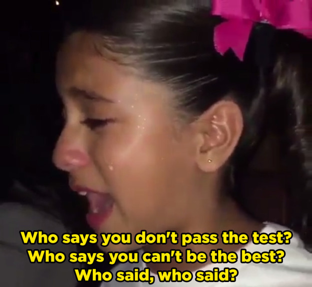Video bé gái 10 tuổi vừa khóc vừa hát theo Selena gây xúc động - Ảnh 2.