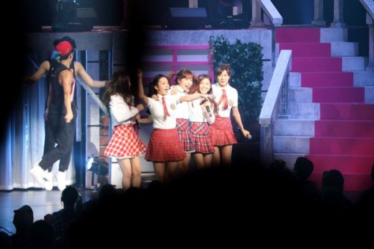 Chorong đau đớn vì bị Bomi đập vào mặt tại concert A Pink - Ảnh 1.