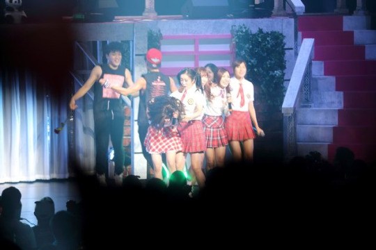 Chorong đau đớn vì bị Bomi đập vào mặt tại concert A Pink - Ảnh 3.