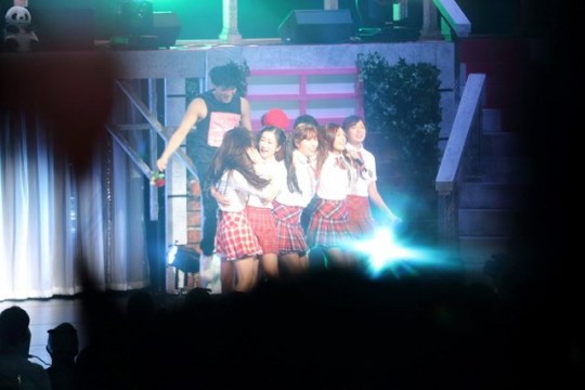 Chorong đau đớn vì bị Bomi đập vào mặt tại concert A Pink - Ảnh 4.