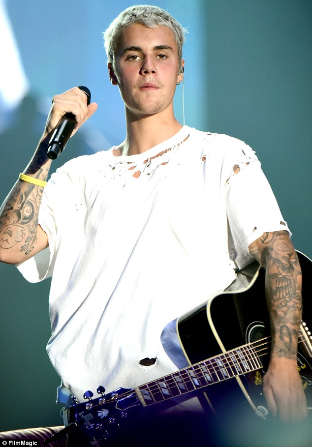 Nặng lời với fan n&eacute;m mũ l&ecirc;n s&acirc;n khấu, Justin hối hận v&agrave; xin lỗi ngay sau đ&oacute; - Ảnh 1.