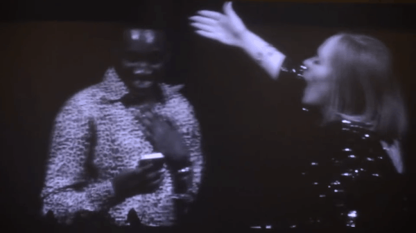 Adele ré lên và cười ầm ĩ khi hôn nhầm môi fan nam trên sân khấu - Ảnh 1.