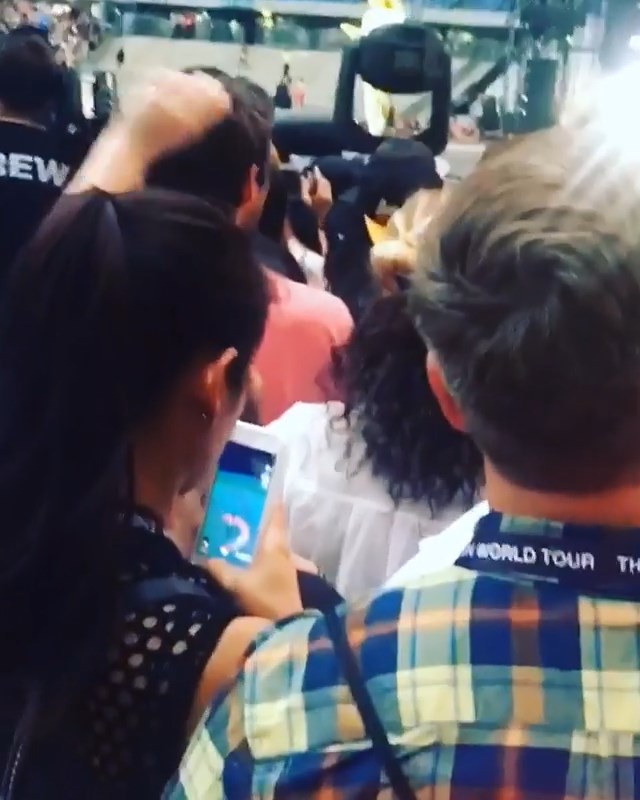 Đứng s&aacute;t s&acirc;n khấu concert Beyonc&eacute; m&agrave; chơi Pokemon Go, fan nữ bị chửi l&agrave; con khốn - Ảnh 1.