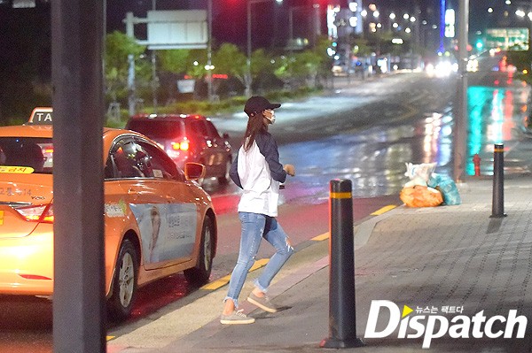 HOT: Dispatch tung hình mỹ nhân Seolhyun (AOA) mặc váy ngắn cũn cùng rapper Zico bí mật hẹn hò - Ảnh 4.
