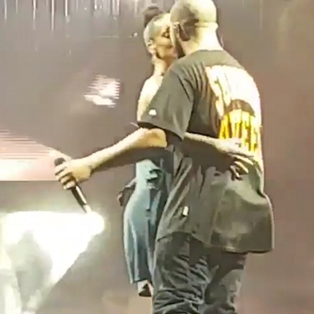 Rihanna h&ocirc;n m&ocirc;i Drake tr&ecirc;n s&acirc;n khấu sau nụ h&ocirc;n trượt ở VMAs - Ảnh 1.