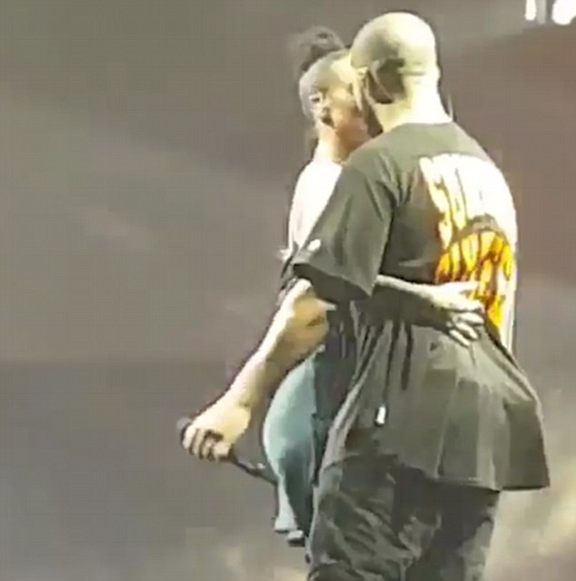 Rihanna h&ocirc;n m&ocirc;i Drake tr&ecirc;n s&acirc;n khấu sau nụ h&ocirc;n trượt ở VMAs - Ảnh 2.