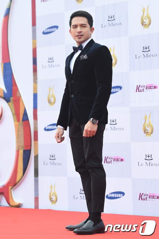 Nhã Phương diện áo dài, đọ sắc cùng dàn sao đình đám Hàn Quốc tại thảm đỏ Seoul International Drama Awards - Ảnh 25.