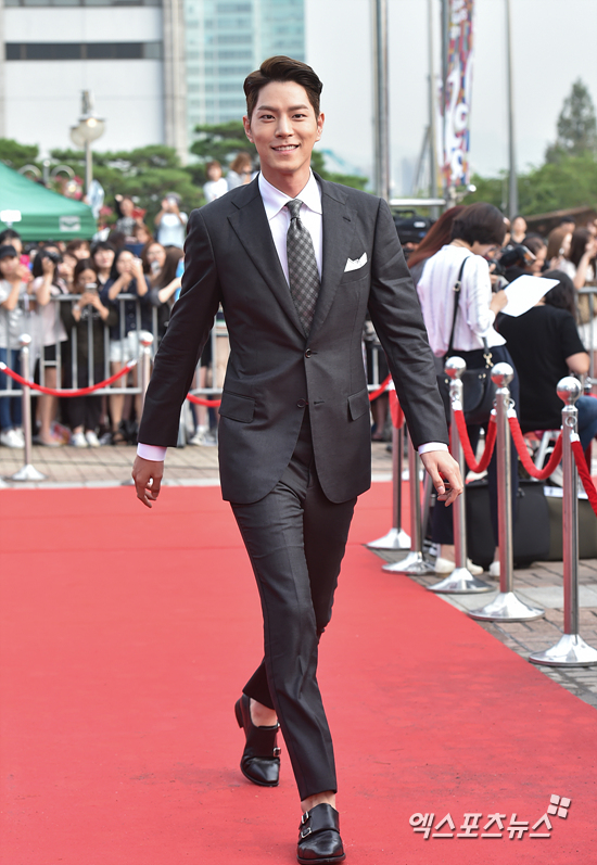Nhã Phương diện áo dài, đọ sắc cùng dàn sao đình đám Hàn Quốc tại thảm đỏ Seoul International Drama Awards - Ảnh 20.