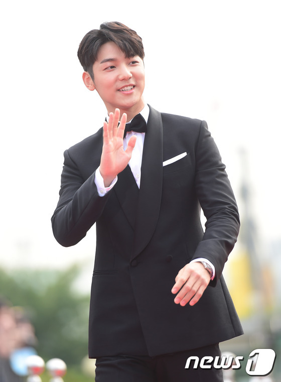 Nhã Phương diện áo dài, đọ sắc cùng dàn sao đình đám Hàn Quốc tại thảm đỏ Seoul International Drama Awards - Ảnh 18.