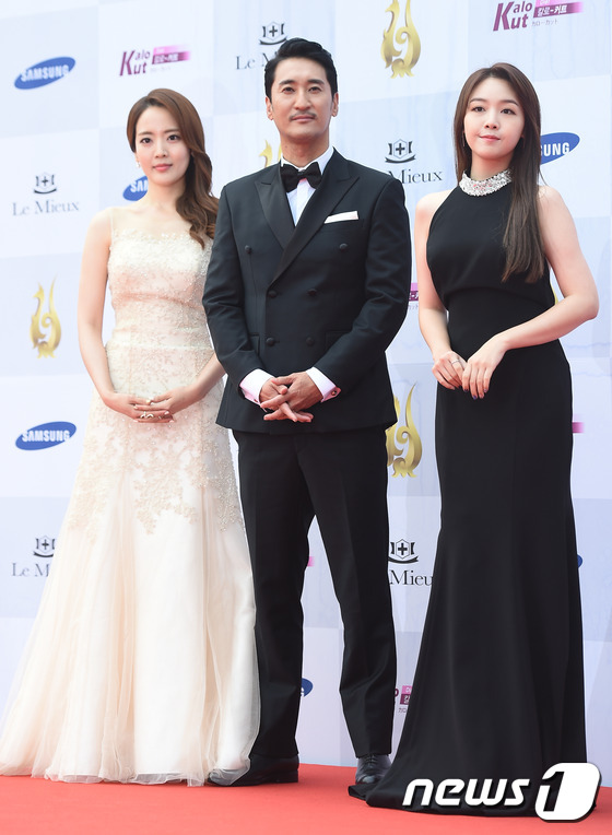Nhã Phương diện áo dài, đọ sắc cùng dàn sao đình đám Hàn Quốc tại thảm đỏ Seoul International Drama Awards - Ảnh 14.