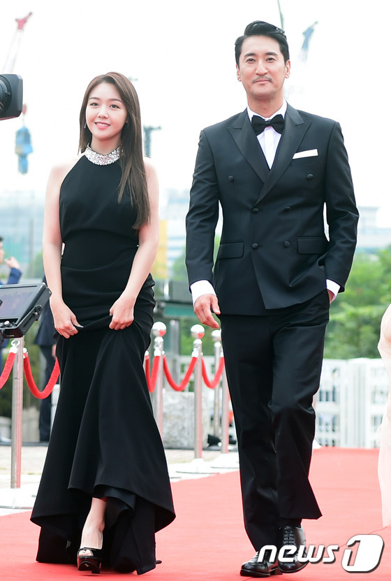 Nhã Phương diện áo dài, đọ sắc cùng dàn sao đình đám Hàn Quốc tại thảm đỏ Seoul International Drama Awards - Ảnh 13.