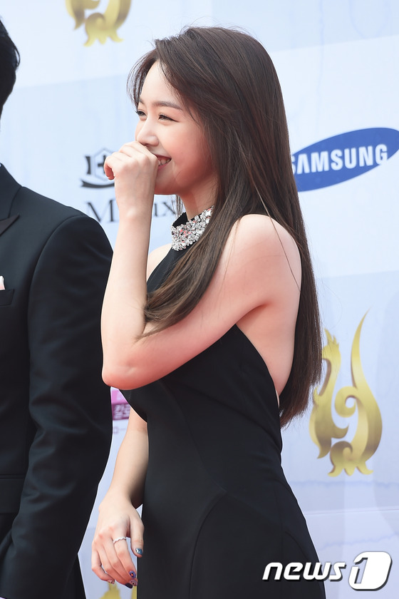 Nhã Phương diện áo dài, đọ sắc cùng dàn sao đình đám Hàn Quốc tại thảm đỏ Seoul International Drama Awards - Ảnh 17.