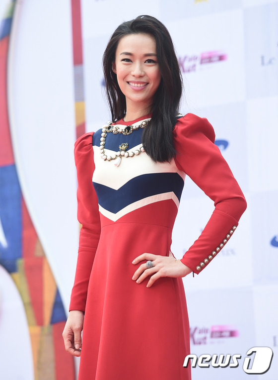 Nhã Phương diện áo dài, đọ sắc cùng dàn sao đình đám Hàn Quốc tại thảm đỏ Seoul International Drama Awards - Ảnh 24.
