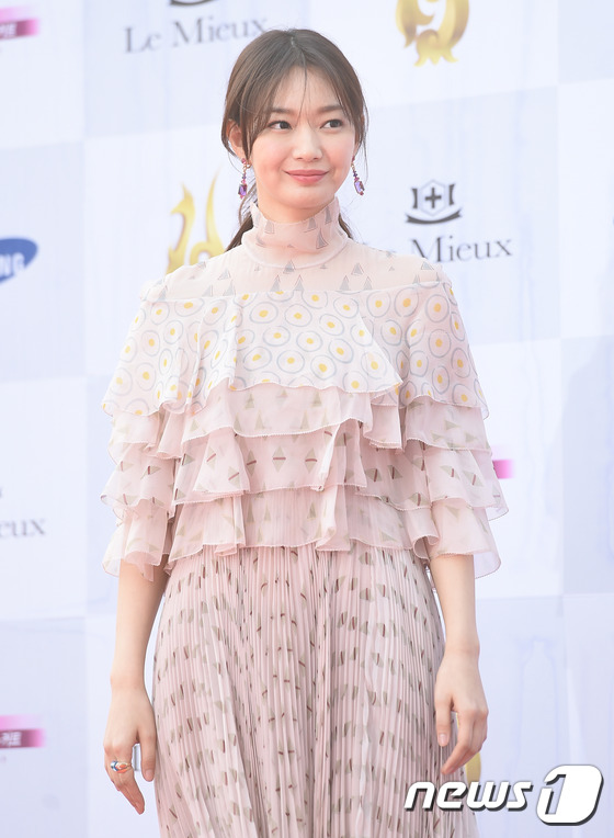 Nhã Phương diện áo dài, đọ sắc cùng dàn sao đình đám Hàn Quốc tại thảm đỏ Seoul International Drama Awards - Ảnh 8.