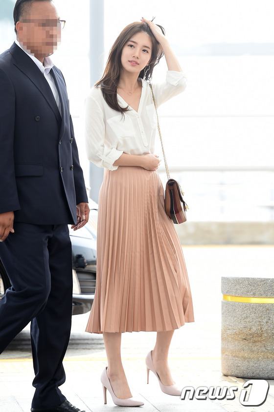 Màn đụng độ hiếm hoi của nữ thần sắc đẹp 2 thế hệ Suzy - Jeon Ji Hyun tại sân bay - Ảnh 2.