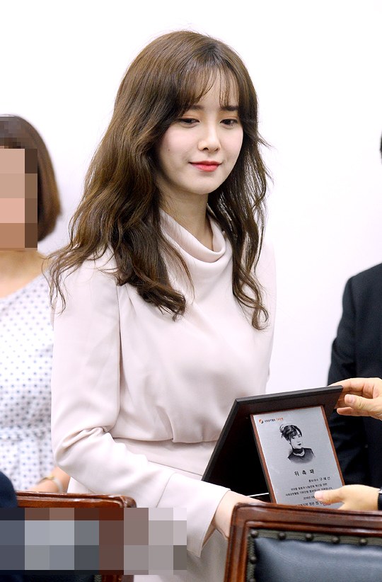 Làn da được khen ngợi hết lời của Goo Hye Sun lại bị chê như đắp phấn lên mặt - Ảnh 5.