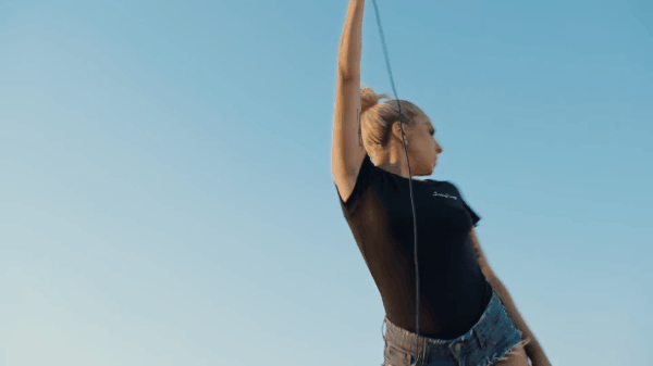 Lady Gaga giật đùng đùng, mắt trợn ngược trong MV tái xuất - Ảnh 1.