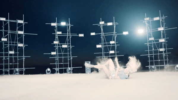 Lady Gaga giật đùng đùng, mắt trợn ngược trong MV tái xuất - Ảnh 3.