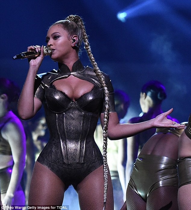 Tóc mắc vào khuyên làm tai chảy máu be bét, Beyoncé vẫn biểu diễn như không có chuyện gì - Ảnh 1.