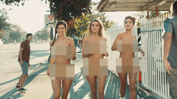 Hai cô nàng lầy nhất MXH Lele Pons và Hannah Stocking trần như nhộng chạy trên phố - Ảnh 1.
