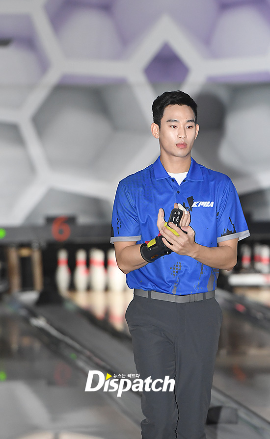 Fan phát cuồng vì vẻ nghiêm túc của Kim Soo Hyun, Lee Hong Ki ở giải đấu bowling chuyên nghiệp - Ảnh 3.
