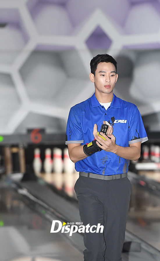 Fan ph&aacute;t cuồng v&igrave; vẻ nghi&ecirc;m t&uacute;c của Kim Soo Hyun, Lee Hong Ki ở giải đấu bowling chuy&ecirc;n nghiệp - Ảnh 3.