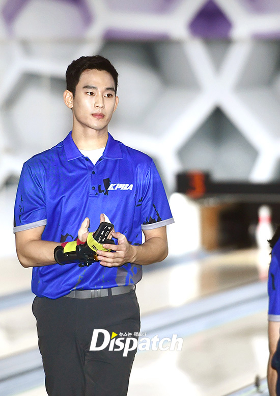 Fan phát cuồng vì vẻ nghiêm túc của Kim Soo Hyun, Lee Hong Ki ở giải đấu bowling chuyên nghiệp - Ảnh 4.