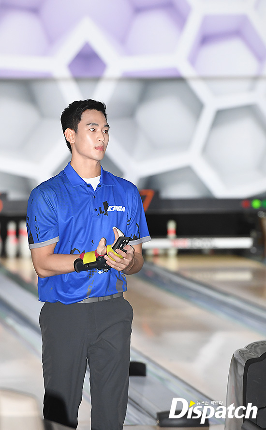 Fan ph&aacute;t cuồng v&igrave; vẻ nghi&ecirc;m t&uacute;c của Kim Soo Hyun, Lee Hong Ki ở giải đấu bowling chuy&ecirc;n nghiệp - Ảnh 2.