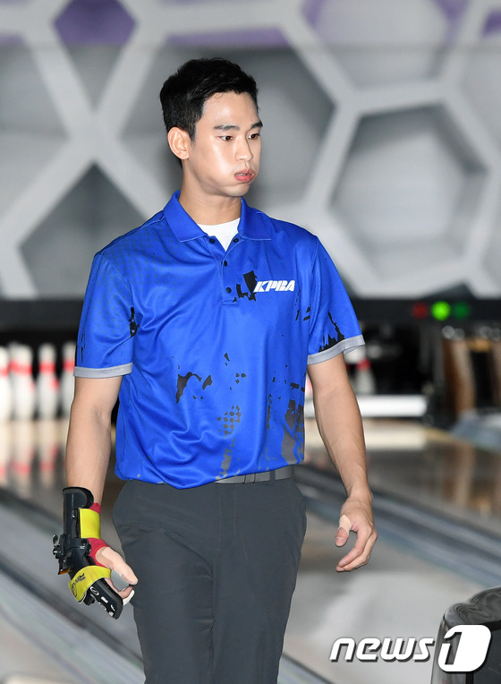 Fan ph&aacute;t cuồng v&igrave; vẻ nghi&ecirc;m t&uacute;c của Kim Soo Hyun, Lee Hong Ki ở giải đấu bowling chuy&ecirc;n nghiệp - Ảnh 8.