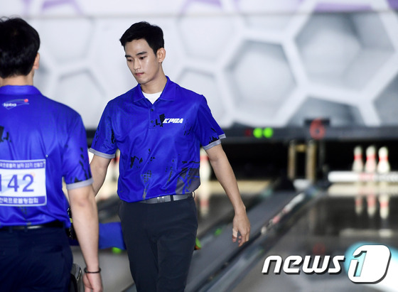 Fan phát cuồng vì vẻ nghiêm túc của Kim Soo Hyun, Lee Hong Ki ở giải đấu bowling chuyên nghiệp - Ảnh 16.