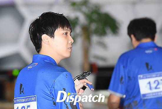 Fan ph&aacute;t cuồng v&igrave; vẻ nghi&ecirc;m t&uacute;c của Kim Soo Hyun, Lee Hong Ki ở giải đấu bowling chuy&ecirc;n nghiệp - Ảnh 9.