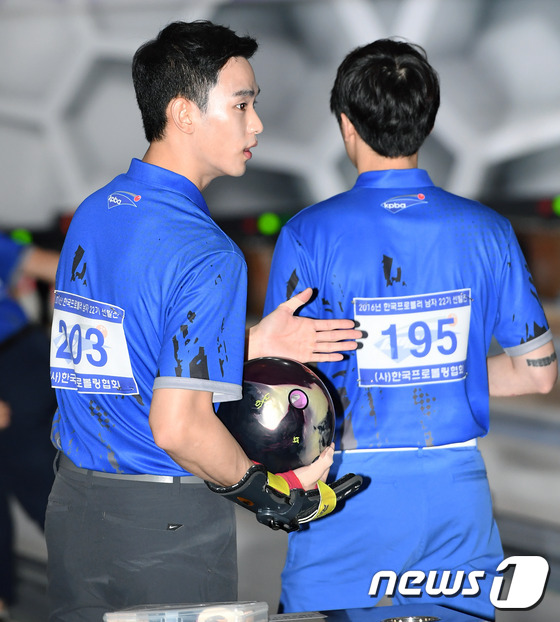 Fan phát cuồng vì vẻ nghiêm túc của Kim Soo Hyun, Lee Hong Ki ở giải đấu bowling chuyên nghiệp - Ảnh 15.