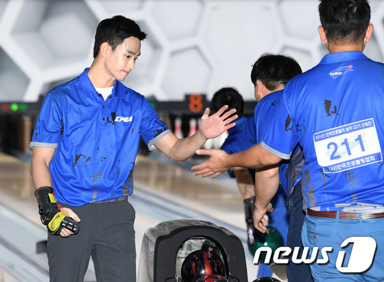 Fan phát cuồng vì vẻ nghiêm túc của Kim Soo Hyun, Lee Hong Ki ở giải đấu bowling chuyên nghiệp - Ảnh 13.