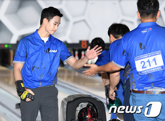 Fan ph&aacute;t cuồng v&igrave; vẻ nghi&ecirc;m t&uacute;c của Kim Soo Hyun, Lee Hong Ki ở giải đấu bowling chuy&ecirc;n nghiệp - Ảnh 13.