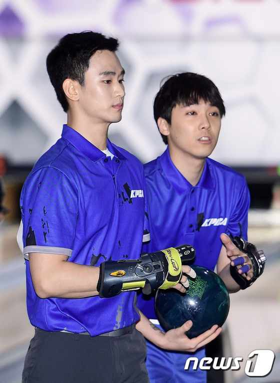 Fan ph&aacute;t cuồng v&igrave; vẻ nghi&ecirc;m t&uacute;c của Kim Soo Hyun, Lee Hong Ki ở giải đấu bowling chuy&ecirc;n nghiệp - Ảnh 14.