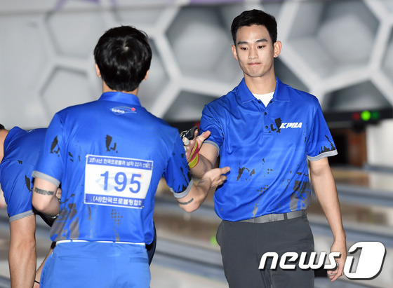 Fan ph&aacute;t cuồng v&igrave; vẻ nghi&ecirc;m t&uacute;c của Kim Soo Hyun, Lee Hong Ki ở giải đấu bowling chuy&ecirc;n nghiệp - Ảnh 12.