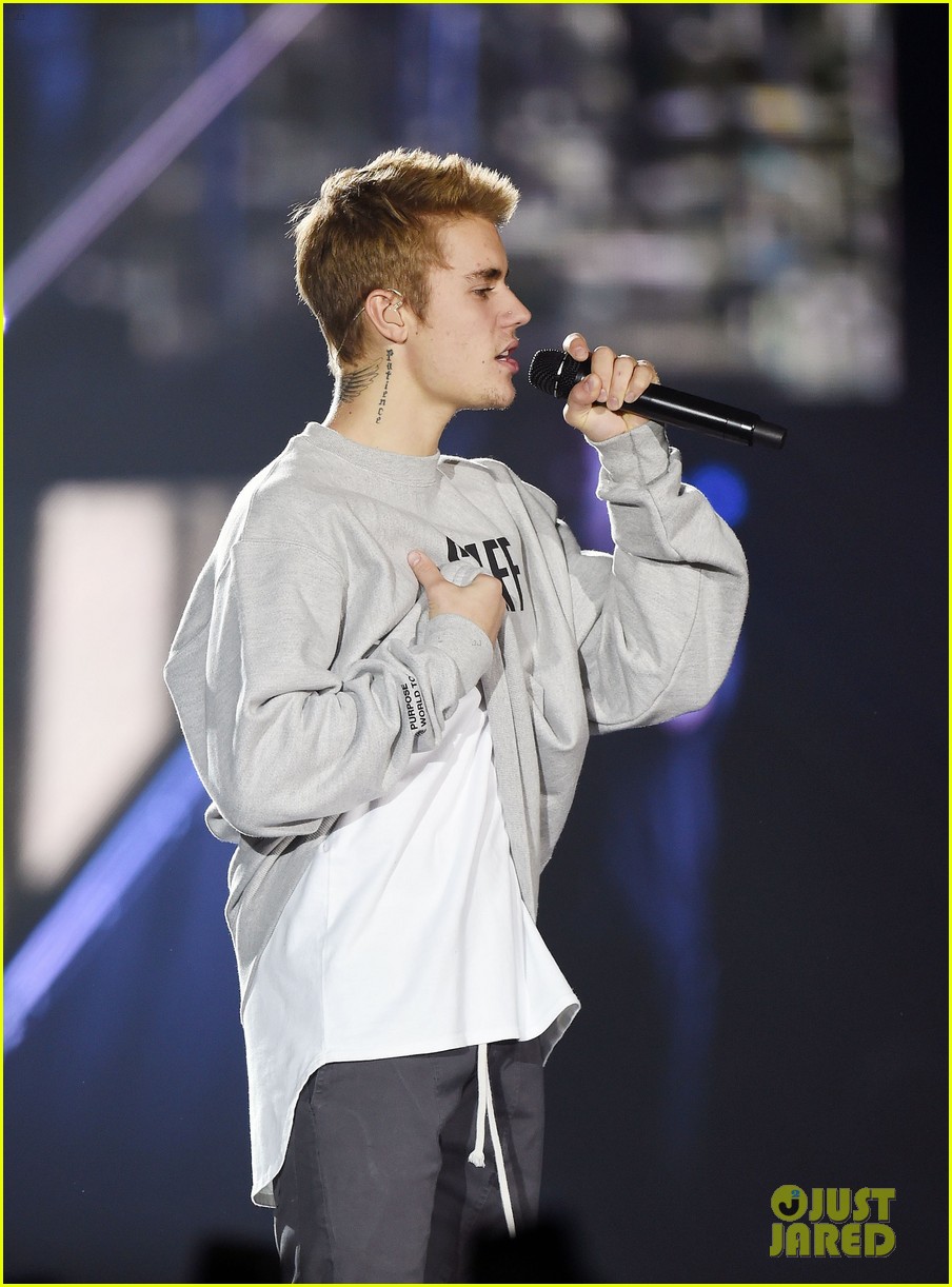 Tâm sự nhưng fan la hét không nghe, <b>Justin</b> <b>Bieber</b> đành bất lực hát tiếp - Ả...